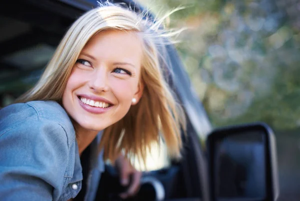Dışarıda kaygısız hissediyorum. Genç bir kadın açık bir arabanın camından rüzgarı saçlarında hissediyor.. — Stok fotoğraf