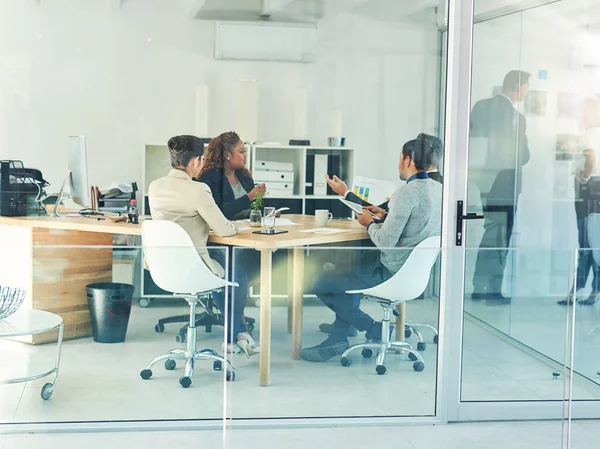 Bringt frische Ideen auf den Tisch. Aufnahme einer Gruppe von Konzernkollegen, die während einer Besprechung im Sitzungssaal sitzen. — Stockfoto
