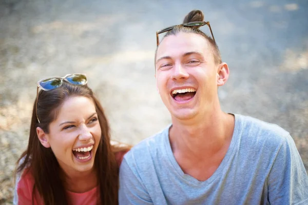 Giovane di cuore. Due giovani sorridono felici mentre si siedono fuori. — Foto Stock