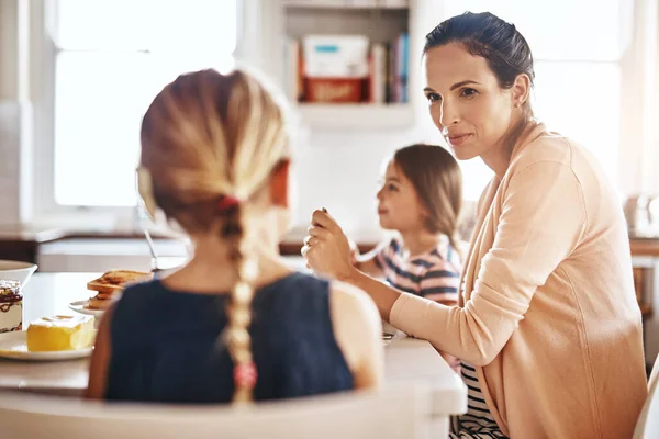 Zorgen dat haar meisjes een goed ontbijt krijgen. — Stockfoto