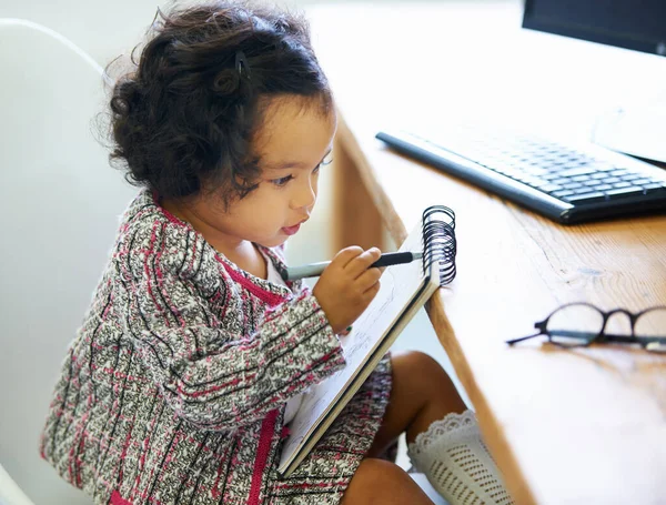 成長するにつれて学ぶ。家でかわいい女の子のショット. — ストック写真