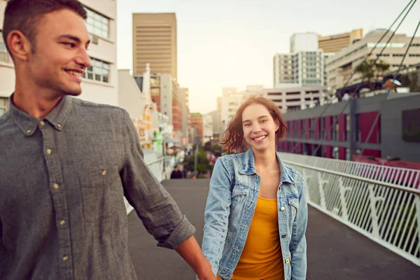 Paseos románticos por la ciudad. Foto de una feliz pareja joven disfrutando de un romántico paseo juntos en la ciudad. —  Fotos de Stock