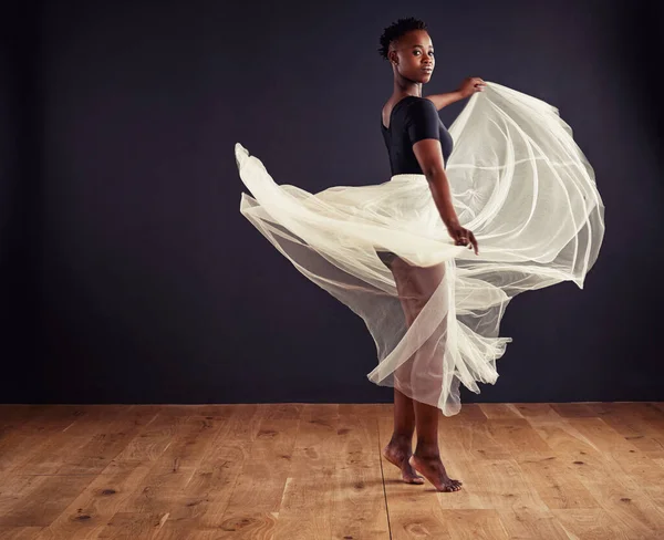 移動の自由。若い女性現代ダンサー劇的な効果のための柔らかい白いスカートを使用して. — ストック写真