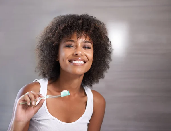 Sorriso branco. Tiro de uma jovem mulher escovando os dentes. — Fotografia de Stock