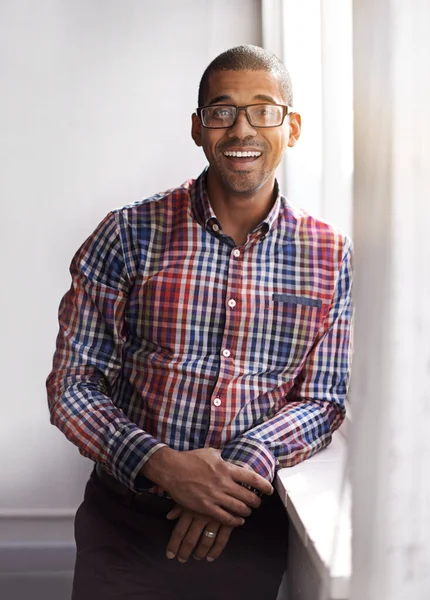 A confiança é o companheiro do sucesso. Retrato recortado de um empregado feliz no trabalho. — Fotografia de Stock