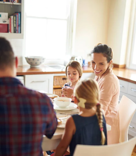 Jól érzem magam a reggelizőasztalnál. Egy családról, akik együtt reggeliznek. — Stock Fotó
