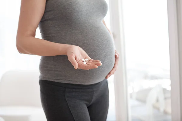 Las vitaminas prenatales son importantes para el desarrollo adecuado — Foto de Stock