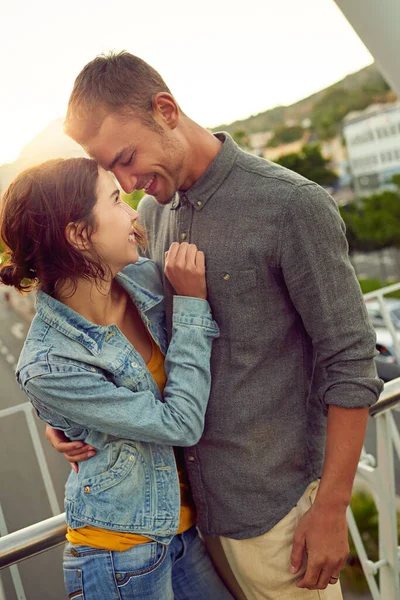 君は私が笑う理由だ。幸せな若いカップルのショットは、市内でロマンチックな瞬間を楽しんで. — ストック写真