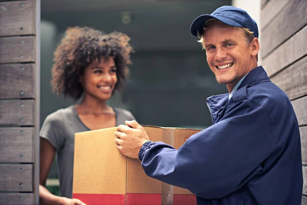 Tu scegli, noi consegniamo. Colpo di corriere che fa una consegna a un cliente sorridente. — Foto Stock