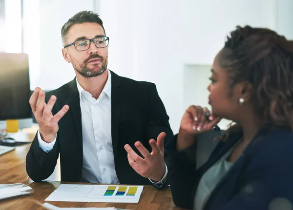 Ze zitten altijd op dezelfde golflengte. Opname van een groep collega 's in de bestuurskamer tijdens een vergadering. — Stockfoto