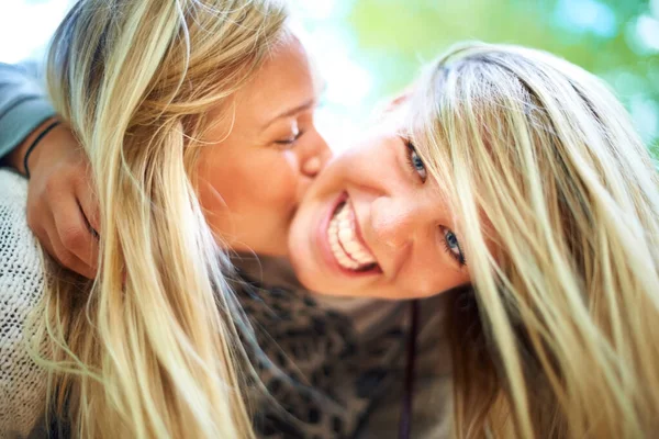 Plezier hebben met mijn beste vriend. Twee vrienden die plezier hebben op een festival. — Stockfoto