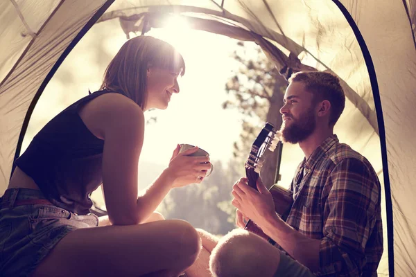 Non e 'stata una giornata perfetta? Girato di un giovane che suona la chitarra alla sua ragazza in una tenda. — Foto Stock