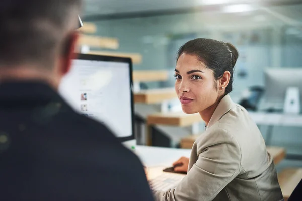 Succes is het resultaat van teamwork. Shot van collega 's die samenwerken in hun kantoor. — Stockfoto