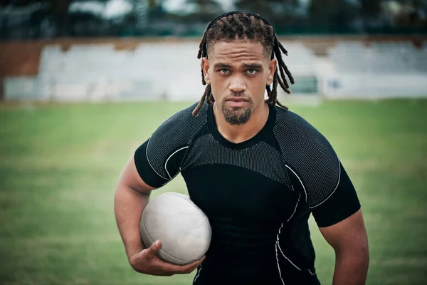 Ik ben klaar om punten te scoren. Gesneden portret van een knappe jonge rugbyspeler die een rugbybal vasthoudt terwijl hij op het veld staat. — Stockfoto