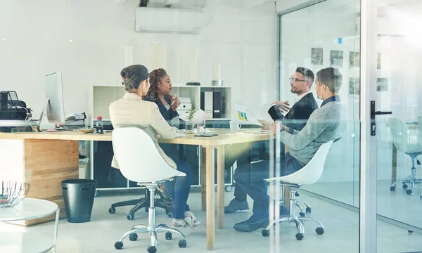 Είναι μια ομάδα σχεδιαστών. Φωτογραφία μιας ομάδας εταιρικών συναδέλφων που κάθονταν στην αίθουσα συνεδριάσεων κατά τη διάρκεια μιας συνάντησης. — Φωτογραφία Αρχείου