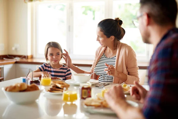 Veel plezier aan de ontbijttafel. Een foto van een familie die samen ontbijten.. — Stockfoto