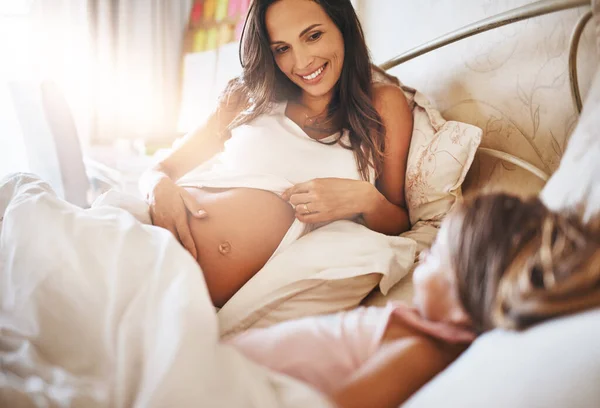 Are you ready to share our bed — Stock Photo, Image