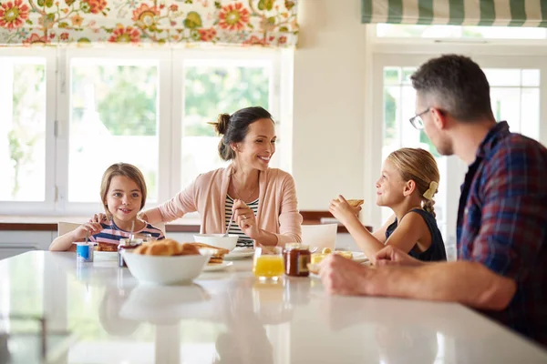 Diviértete en la mesa del desayuno. Un trago de una familia desayunando juntos. — Foto de Stock