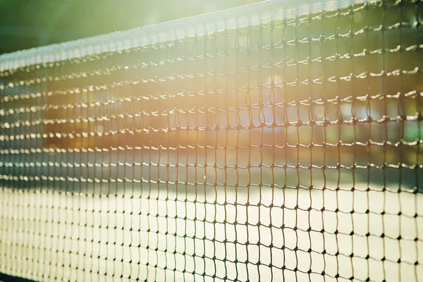 Que comecem os jogos. Closeup tiro de uma rede de tênis em um campo de tênis. — Fotografia de Stock