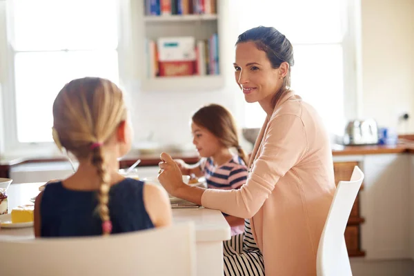 Veel plezier aan de ontbijttafel. Een foto van een familie die samen ontbijten.. — Stockfoto