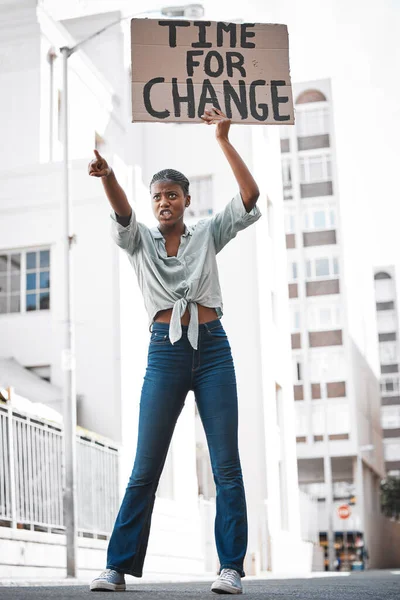 フェミニストは皆のためのものだ。市内で抗議する若い女性のショット. — ストック写真