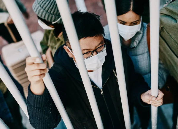 전 코로나 와 적대 관계에 있지 않아요. 외국 도시 의문 뒤에 갇혀 있는 한 젊은 남자가 마스크를 쓴 채찍은 사진. — 스톡 사진