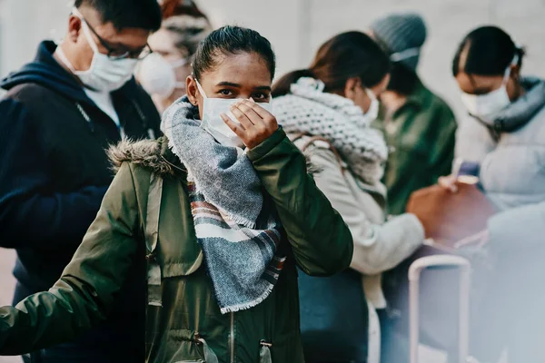코로나 바이러스는 통제 불능이야. 외국 도시를 여행하면서 마스크를 쓰고 있는 청소년들의 모습이 담긴 사진. — 스톡 사진