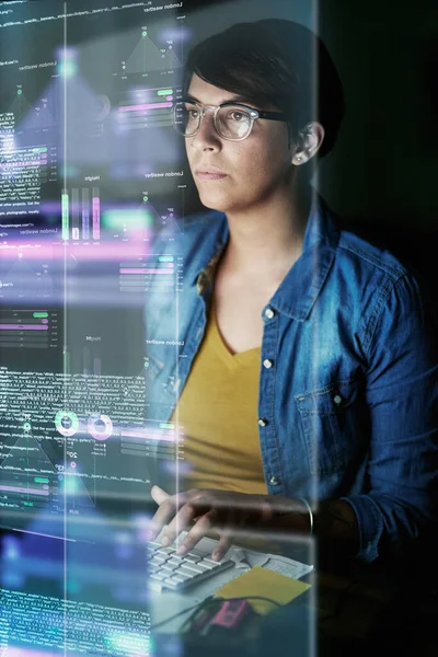 Escribir código y desarrollar software. Recortado de un joven programador de computadoras mirando a través de los datos. —  Fotos de Stock