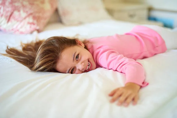 Kinder werden Kinder sein. Aufnahme eines kleinen Mädchens zu Hause. — Stockfoto