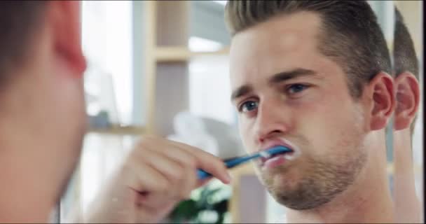 刷每天支付。4k段视频，一个英俊的年轻人在浴室刷牙. — 图库视频影像