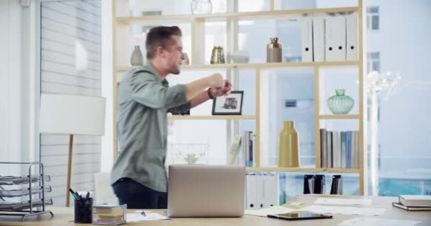 El trabajo es demasiado bueno hoy. 4k video filmación de un joven hombre de negocios guapo bailando alegremente mientras trabajaba en una oficina. — Vídeo de stock