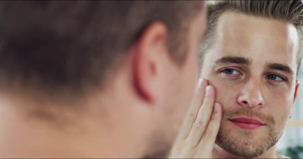 Faire face au quotidien avec confiance. Vidéo 4k d'un beau jeune homme passant par sa routine de toilettage matinale. — Video