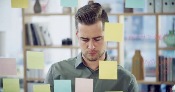 Construyendo el éxito sobre el éxito. 4k video filmación de un joven empresario teniendo una sesión de lluvia de ideas en una oficina moderna. — Vídeos de Stock