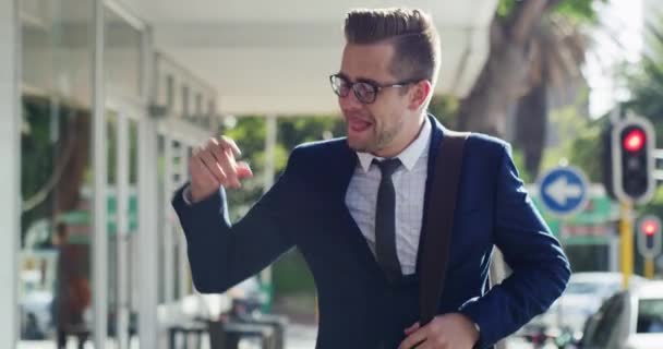 Mantente positivo y el éxito llegará. Imágenes de video de 4k de un joven empresario confiado bailando mientras camina por la ciudad. — Vídeos de Stock