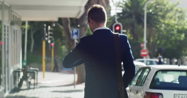 E 'giunto il momento del successo. 4k video di un giovane uomo d'affari fiducioso che controlla l'ora mentre cammina per la città. — Video Stock