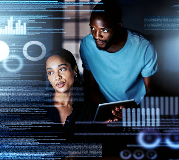 Leyendo los datos otra vez. Fotografía de dos programadores trabajando juntos en un código de computadora por la noche. — Foto de Stock