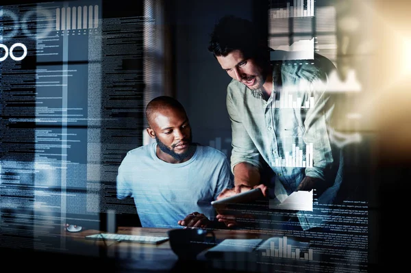 Dit algoritme zou moeten werken. Opname van twee programmeurs die een digitale tablet gebruiken terwijl ze 's nachts samenwerken aan een computercode. — Stockfoto