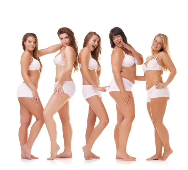 Kendine güveni tamamen doğal. Farklı vücut şekillerine sahip bir grup kadın iç çamaşırlarıyla tek başına beyazların üzerinde dikilirken.... — Stok fotoğraf