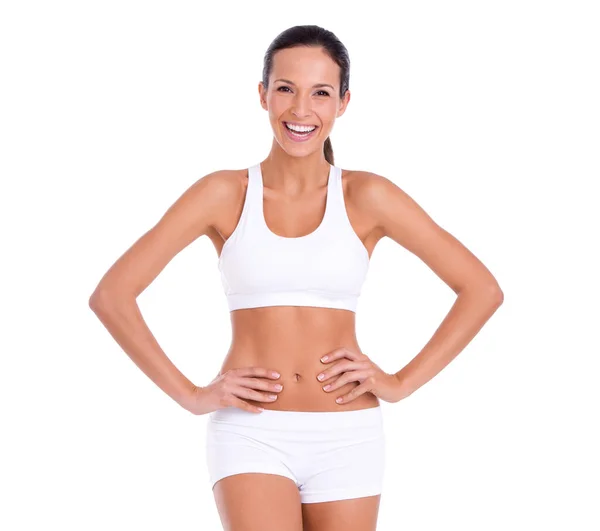 Mantenerse en forma no siempre es serio. Retrato de estudio de una mujer atractiva en ropa de ejercicio aislada en blanco. — Foto de Stock