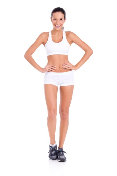 Poster girl para un cuerpo sano. Retrato de estudio de una joven en forma con equipo de ejercicio aislado en blanco. — Foto de Stock