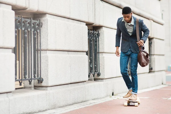 Úspěch vyžaduje hybnost, hybnost vyžaduje pohyb. Zastřelen mladý podnikatel na skateboardu přes město. — Stock fotografie