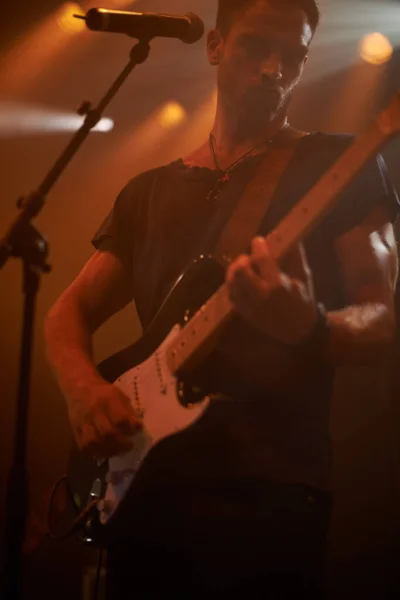 Perdido nas suas músicas. Tiro de uma banda tocando em um festival de música. — Fotografia de Stock