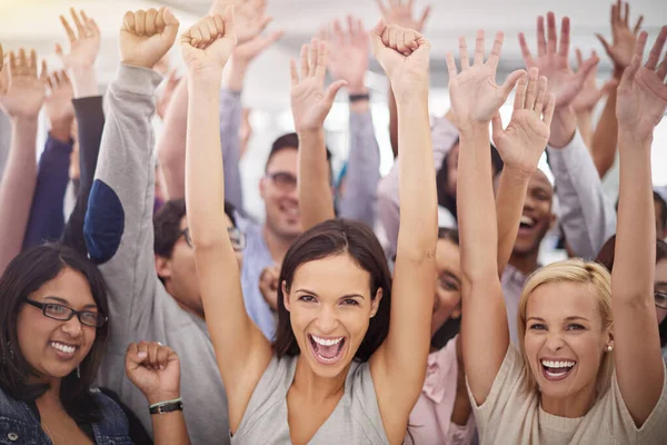 Lo logramos. Retrato de un grupo de empresarios felices celebrando un éxito. —  Fotos de Stock