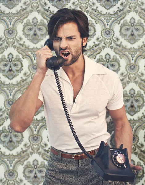 Hazlo, ahora. Un hombre guapo con ropa retro de los 70 gritándole a alguien por teléfono. —  Fotos de Stock