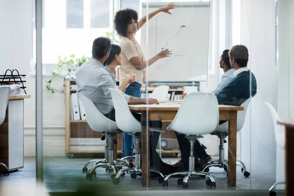 Presentando sus ideas. Los empresarios de la vida real dispararon en el lugar. Dado que estas ubicaciones son reales y no se filman en un estudio de oficina, a veces se necesitan altos niveles ISO para captar el momento. —  Fotos de Stock