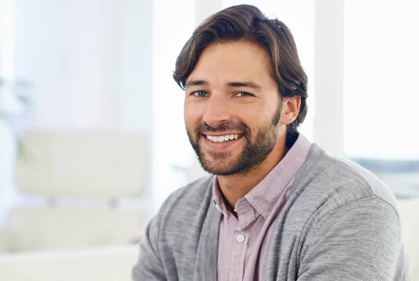 Keeping it casual. Cropped portrait of a handsome man smiling at the camera. — Stock Photo, Image