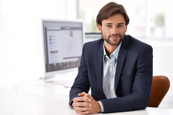 Confianza en silencio. Un hombre de negocios guapo sonriendo a la cámara. —  Fotos de Stock