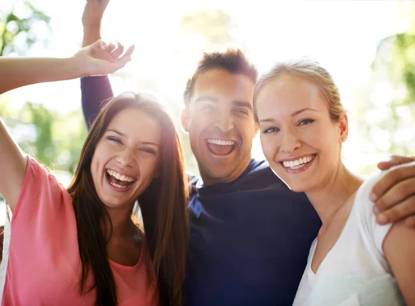 Amigos que se sentem festivos. Um grupo de amigos se divertindo juntos ao ar livre. — Fotografia de Stock