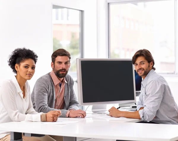 彼らのビジネスについて真剣に。オフィスに座っているビジネスマンの多様なグループの肖像画. — ストック写真