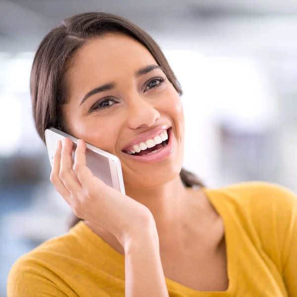 Altijd klaar om een klant te behagen. Gehakt schot van een aantrekkelijke jonge zakenvrouw praten op haar mobiele telefoon. — Stockfoto